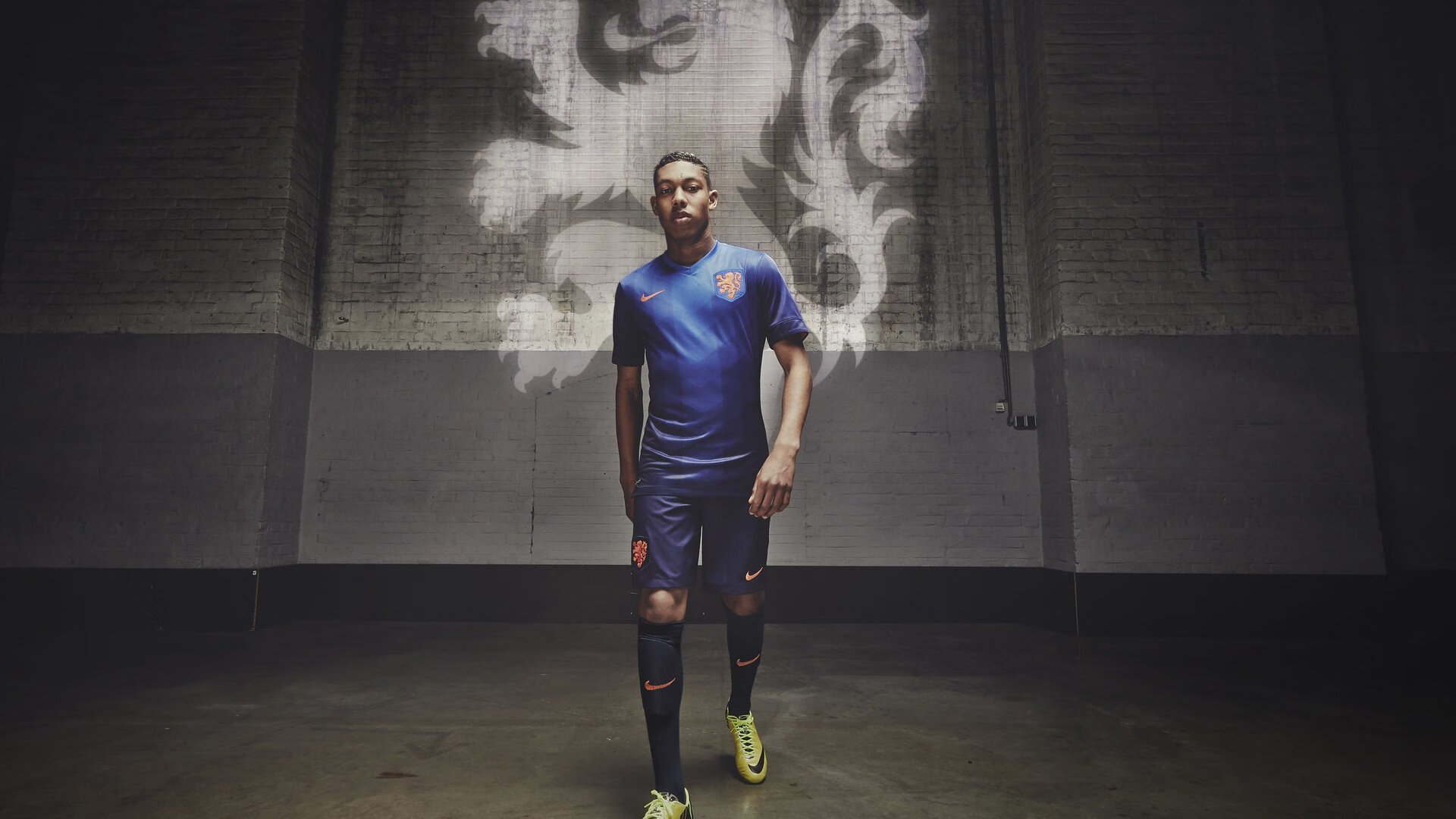 莱万多夫斯基重返赛场：首场状态出色，MAD观众沸腾，掌声雷动