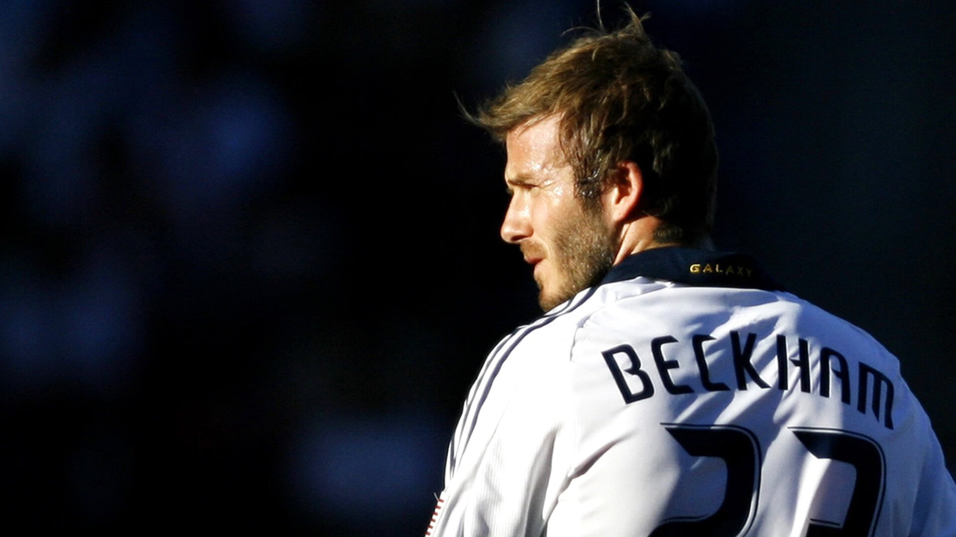 萨拉赫连续二十场比赛得分超过比赛局势复杂，湖人不断突破！赛场气氛高涨